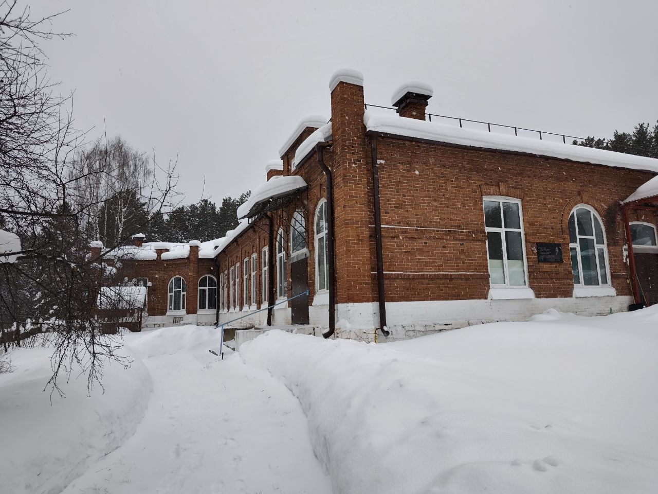 Уникальную «Лесную больницу» в Режевском районе, простроенную 108 лет назад, бережно отремонтировали по программе модернизации
