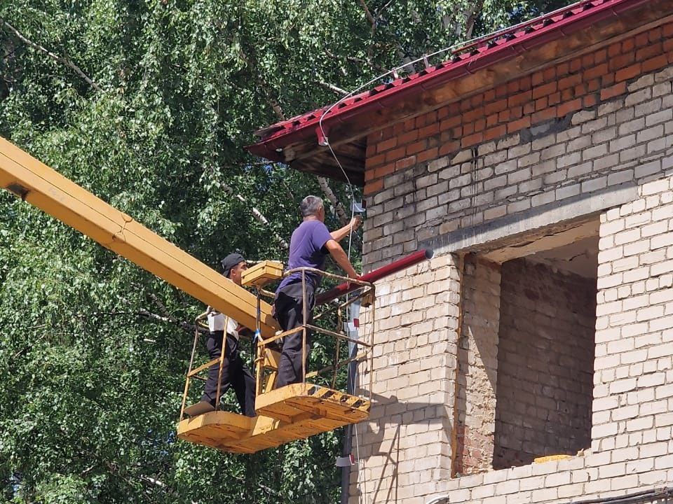Строители поэтапно модернизируют амбулаторию в посёлке Уральский Белоярского района