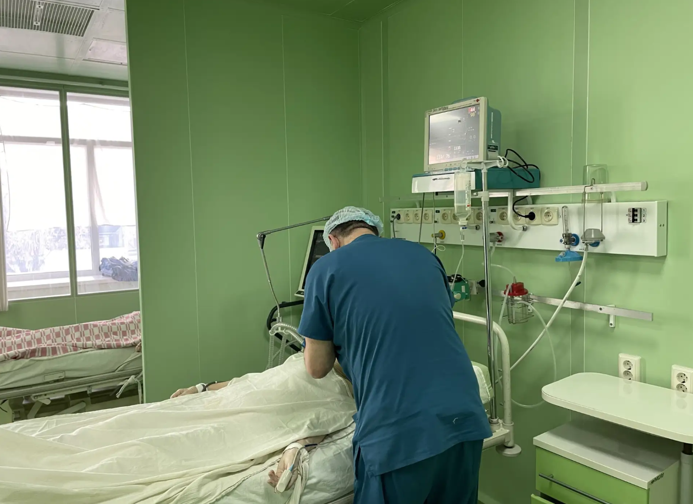 Уральские врачи спасли упавшую с седьмого этажа молодую женщину