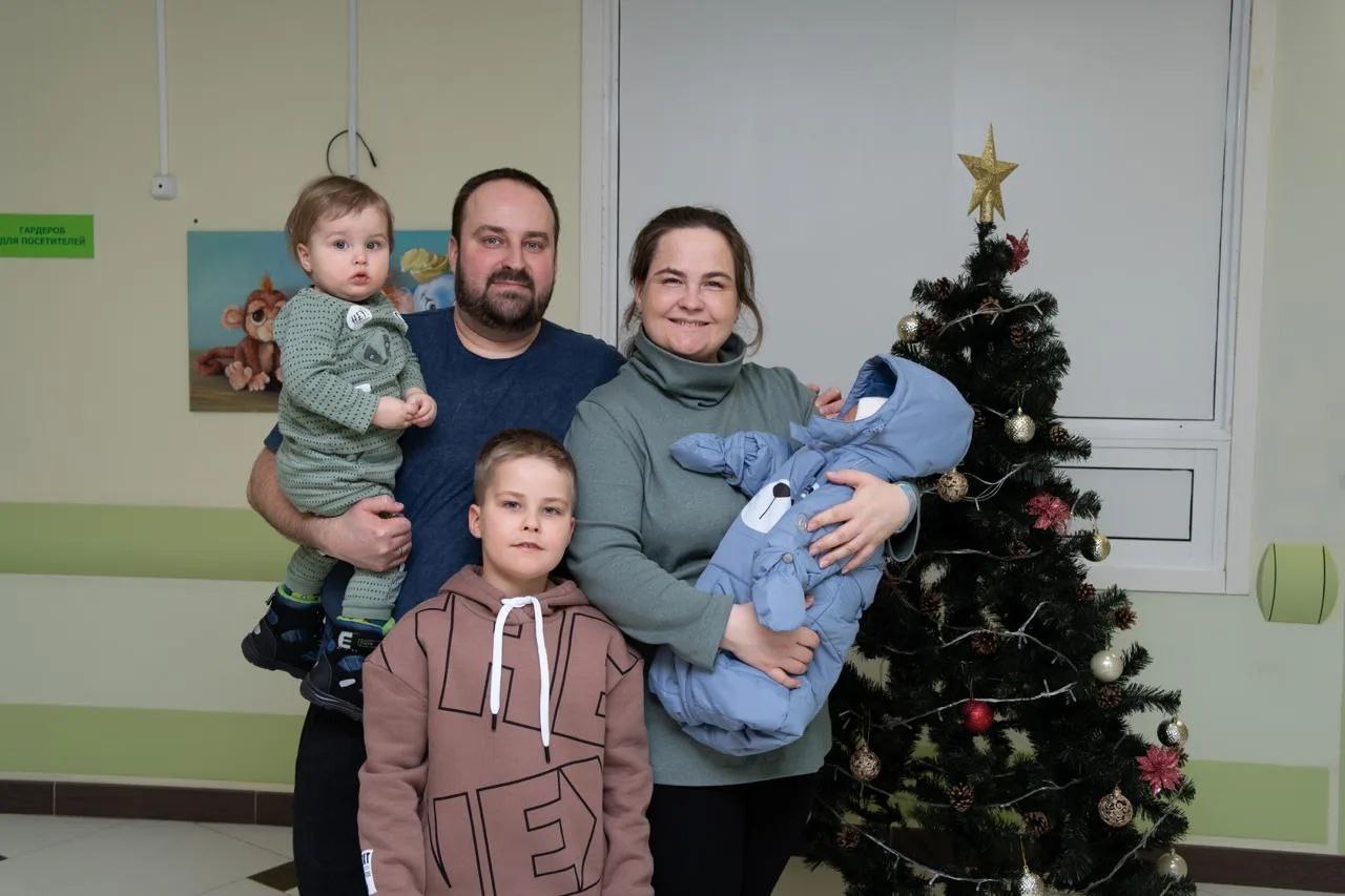 Три богатыря родились в свердловской семье в красивые даты разных лет