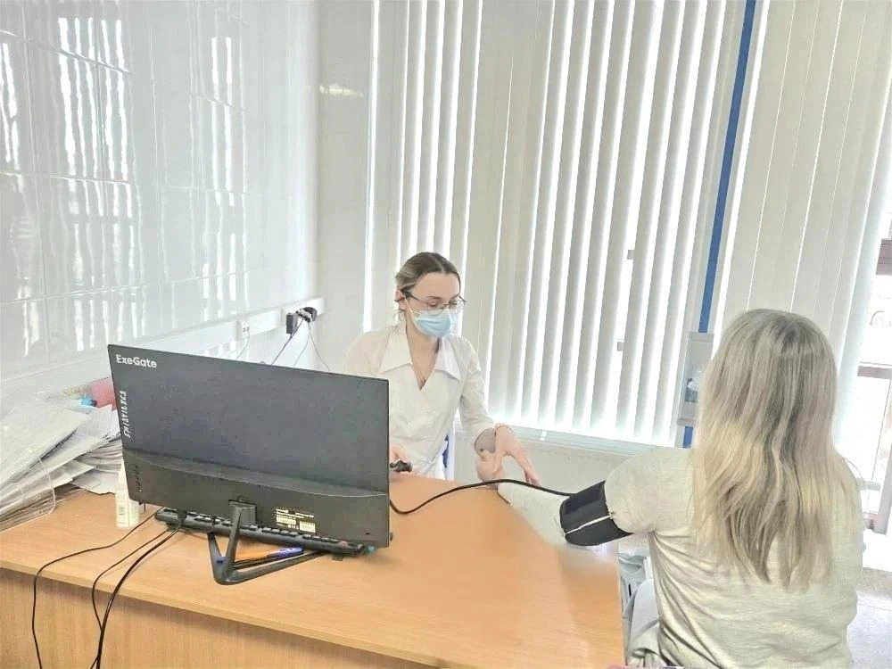 Около 100 жителей микрорайона Солнечный в Екатеринбурге прошли обследование недалеко от дома на выездной диспансеризации