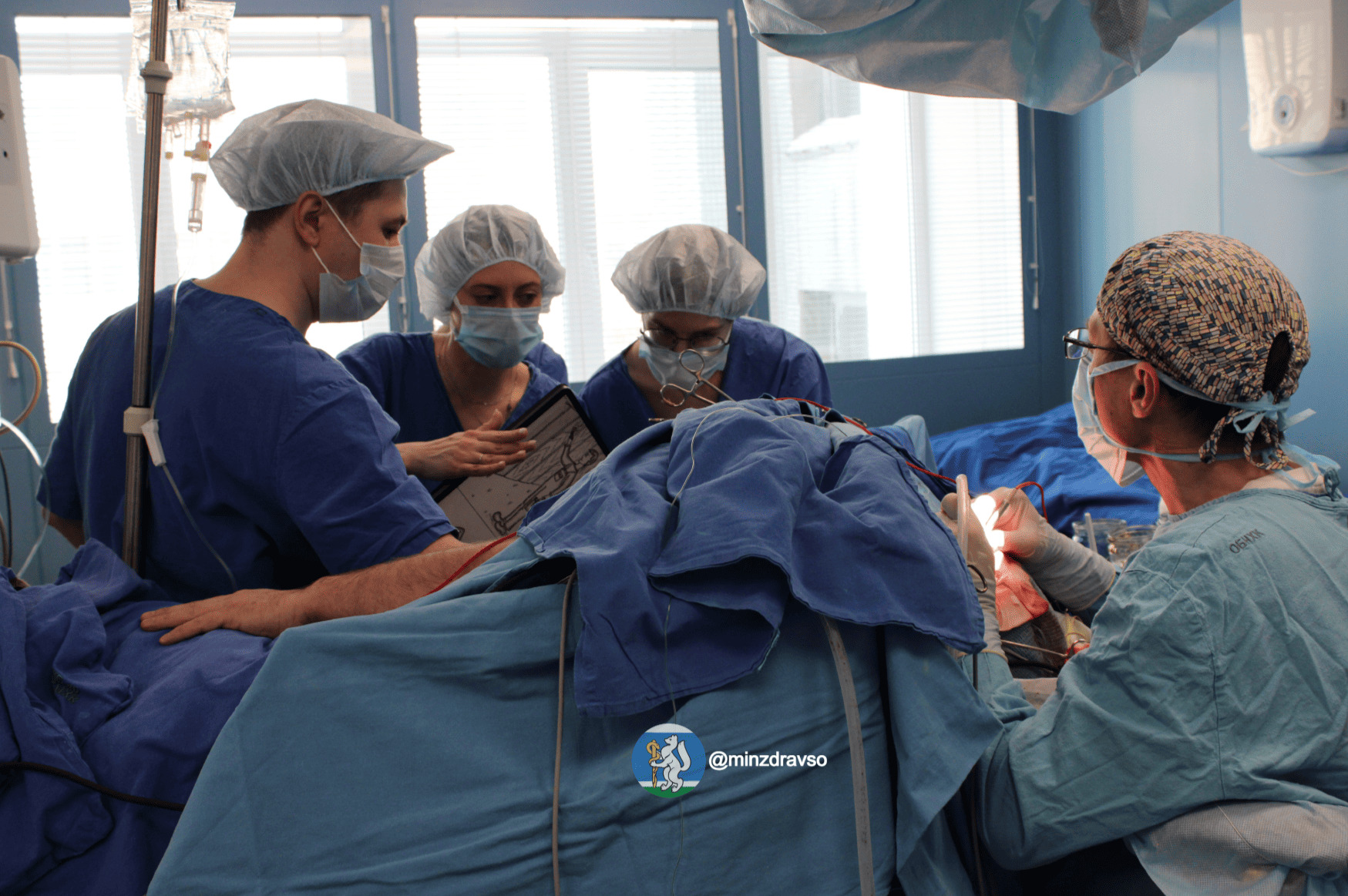 Врачи ГКБ №40 прооперировали двух пациентов через открытый доступ к мозгу, «разбудив» их для тестирования во время вмешательства