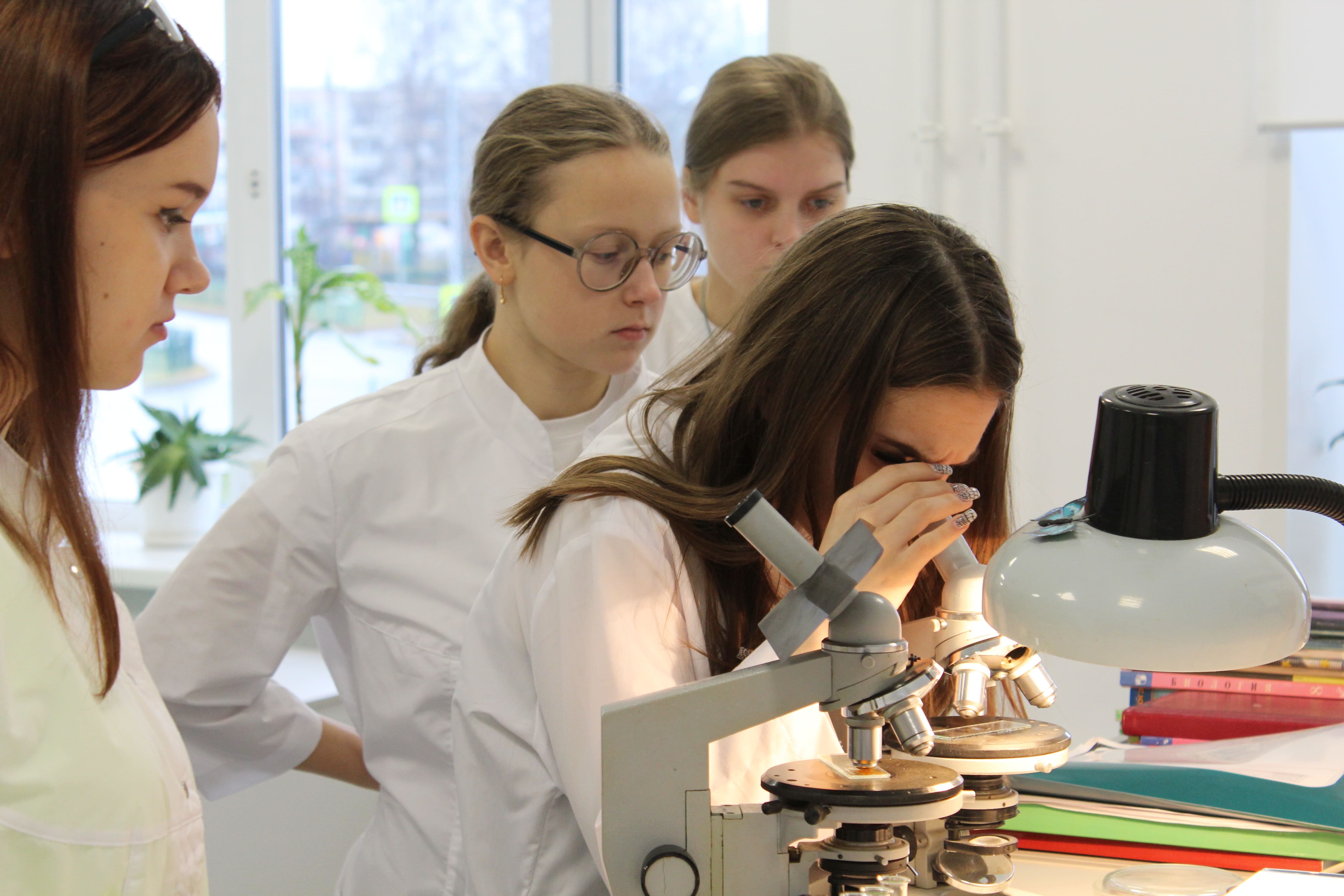 Интерактивный урок о важности гигиены преподали ученикам медицинского класса школы №9 специалисты Североуральской ЦГБ