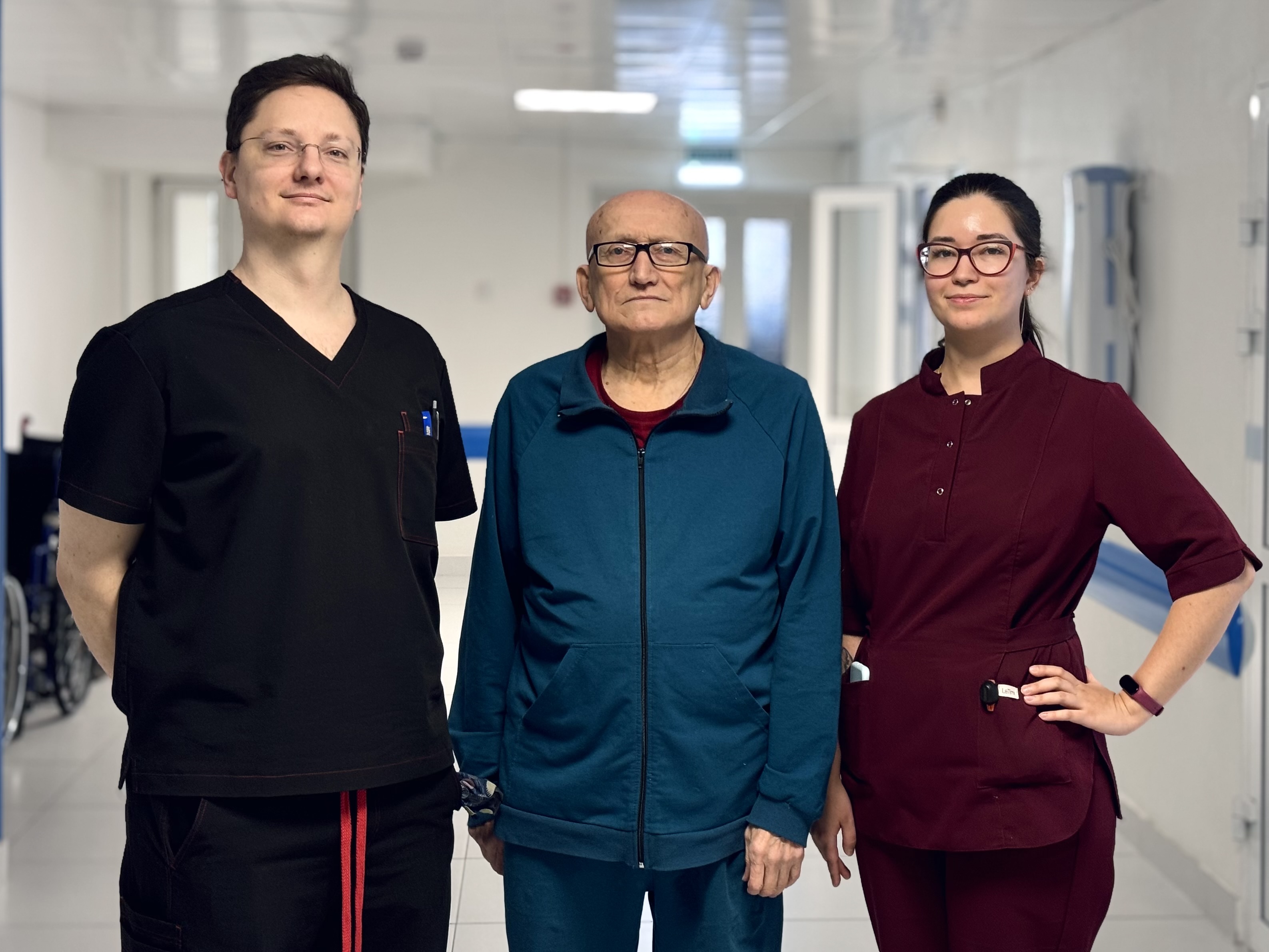 Врачи госпиталя для ветеранов войн подарили 73-летнему пациенту возможность жить без боли благодаря программе импортозамещения