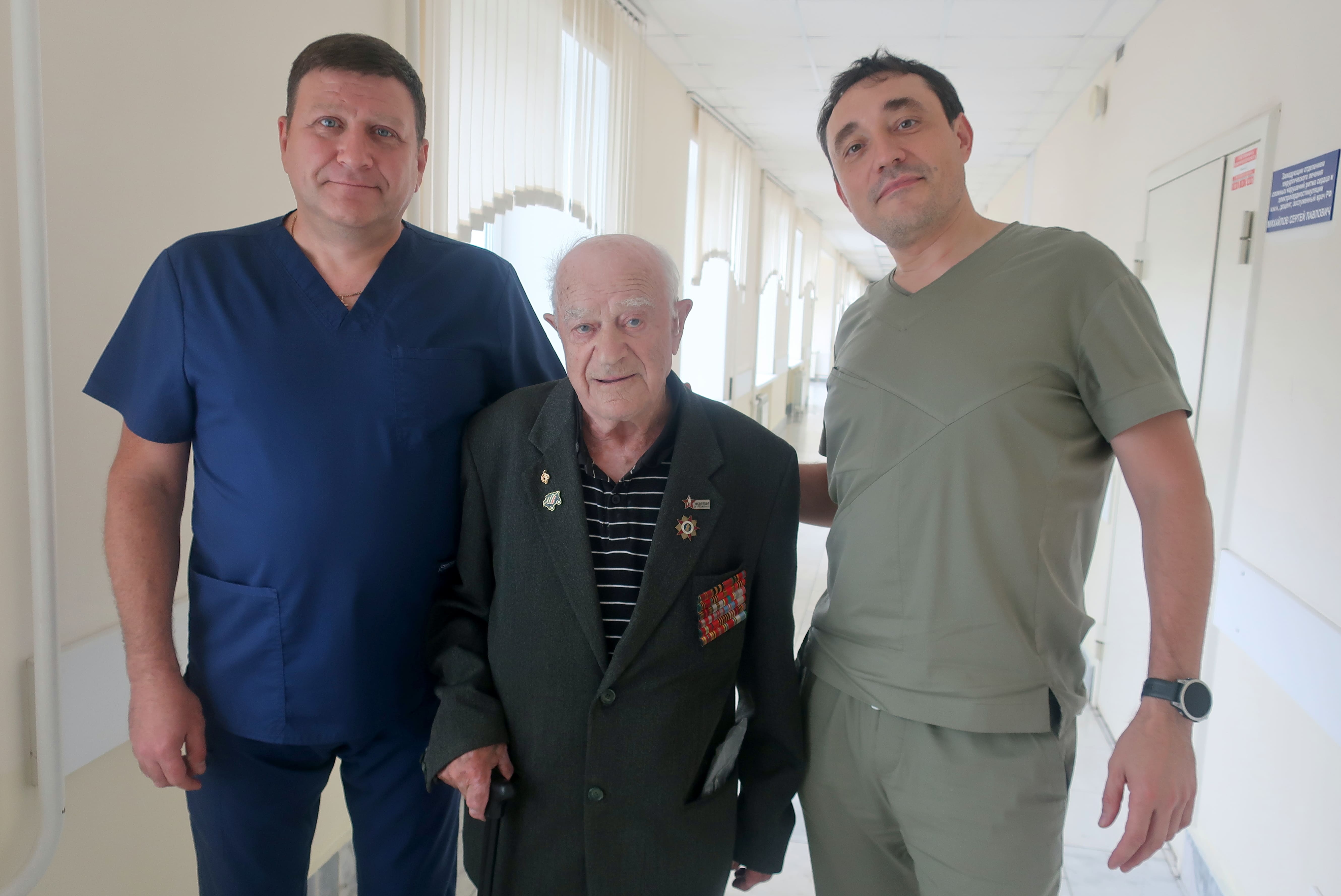 Работающий в Екатеринбурге лучший хирург России откликнулся на просьбу ветерана ВОВ и комплексно обследовал 98-летнего героя