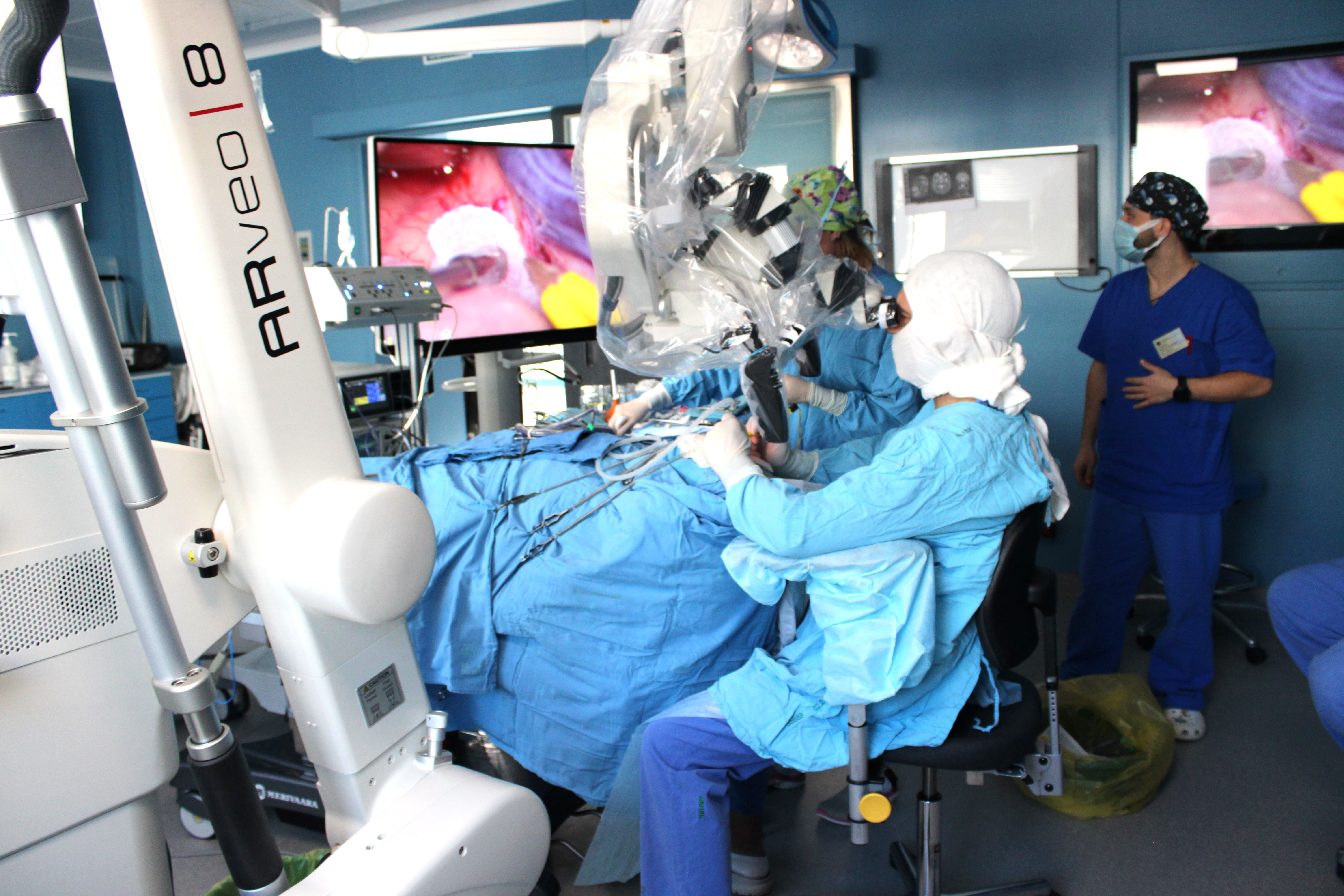 Уральские нейрохирурги первыми в России апробируют новый операционный микроскоп с функцией дополненной реальности