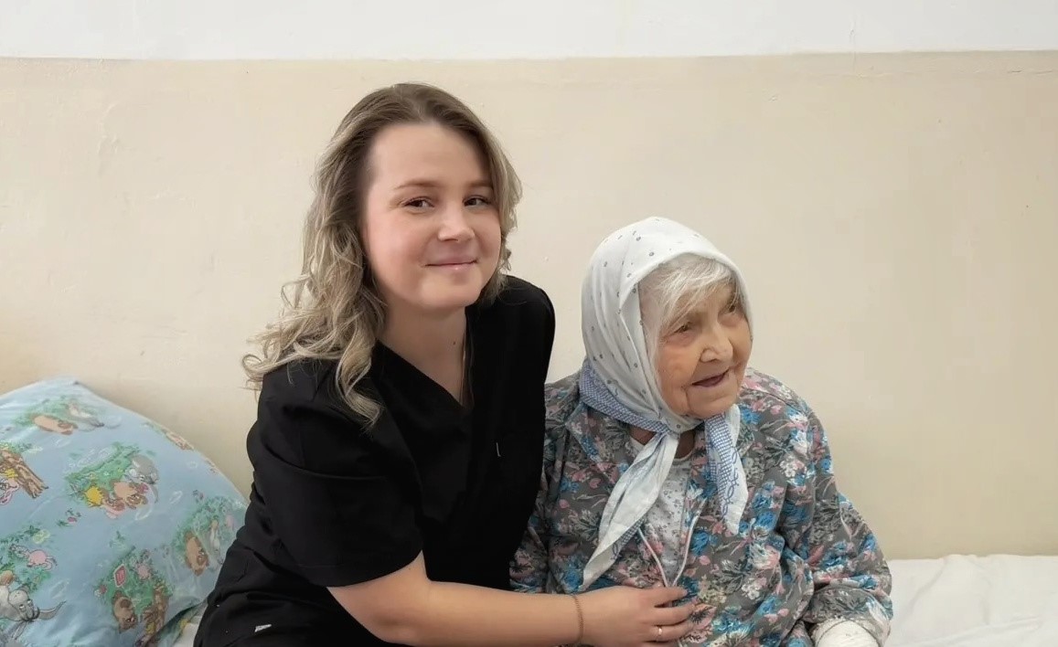 «Ровесница века»: врачи Сысертской больницы вылечили пневмонию и анемию у пациентки в возрасте 101 года
