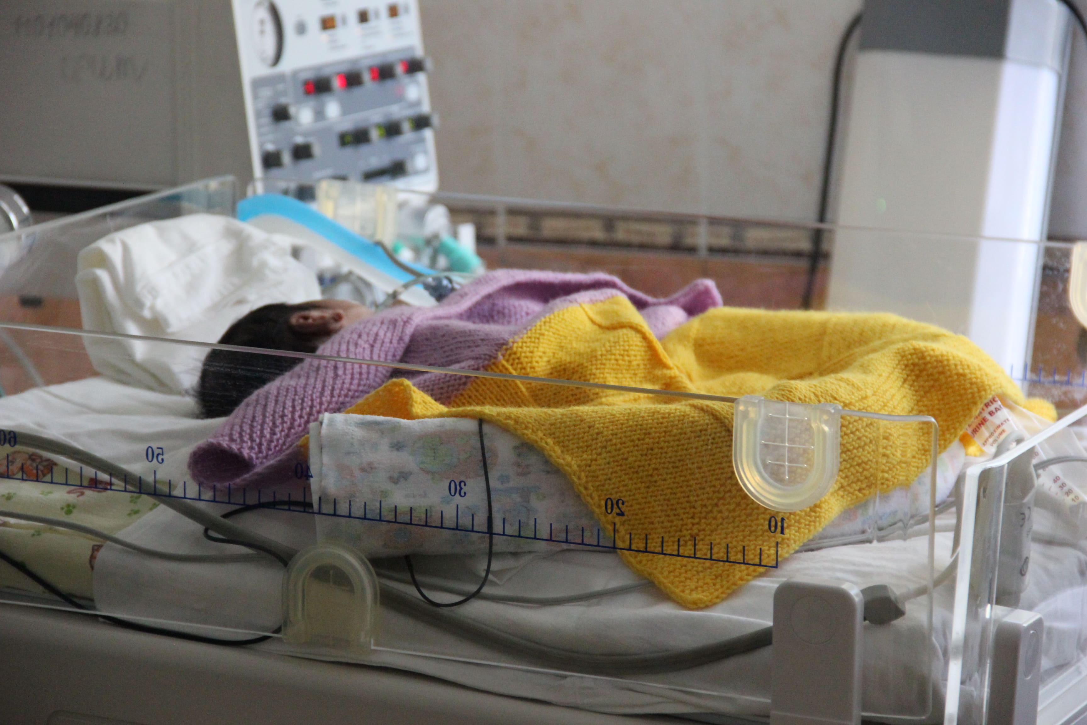 Тепло сердец для крошечных сердечек: вязание помогает уральцам творить добро для самых маленьких