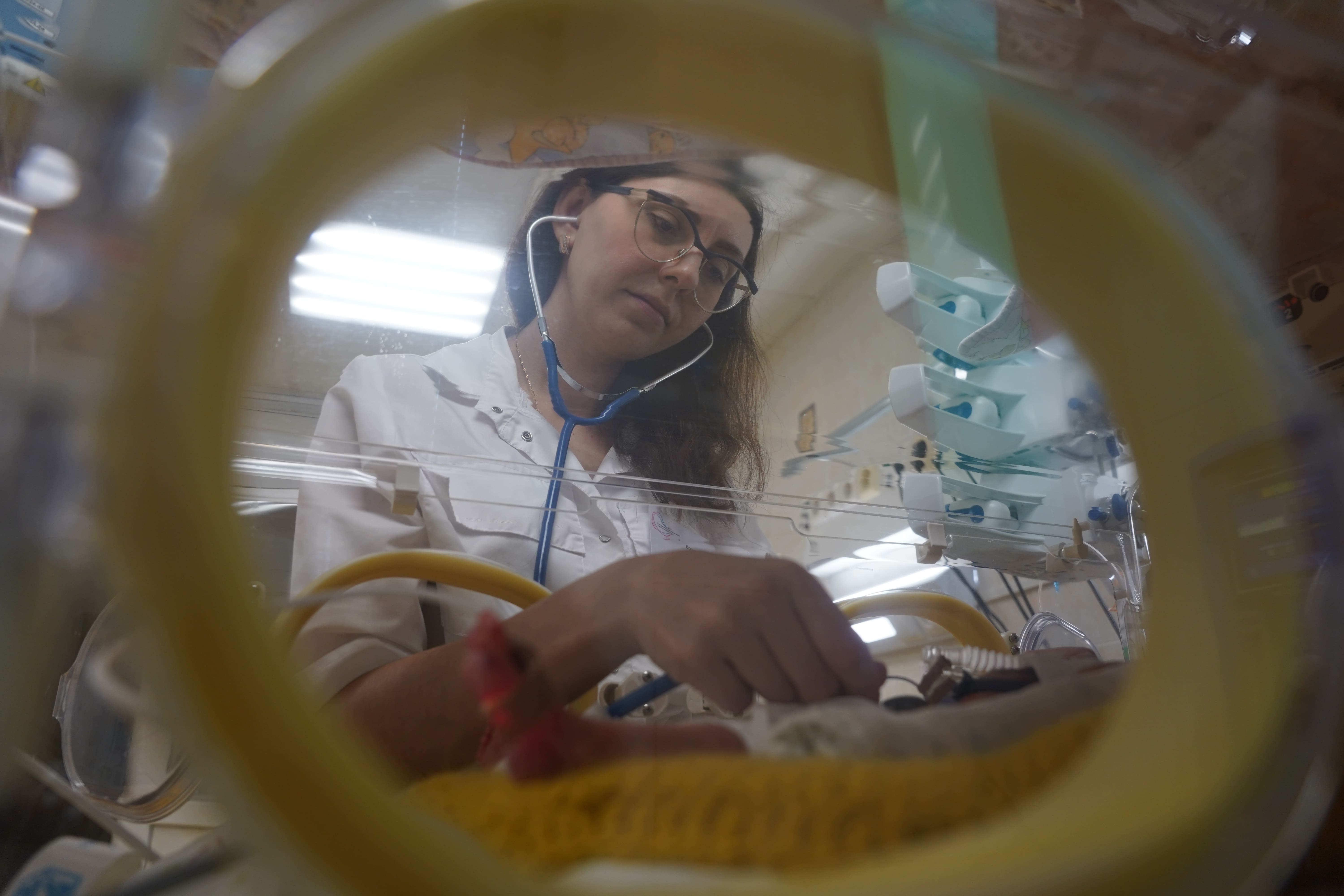 Современные технологии и любовь к детям помогли медикам ЕКПЦ в выхаживании 1,2 тысячи недоношенных детей