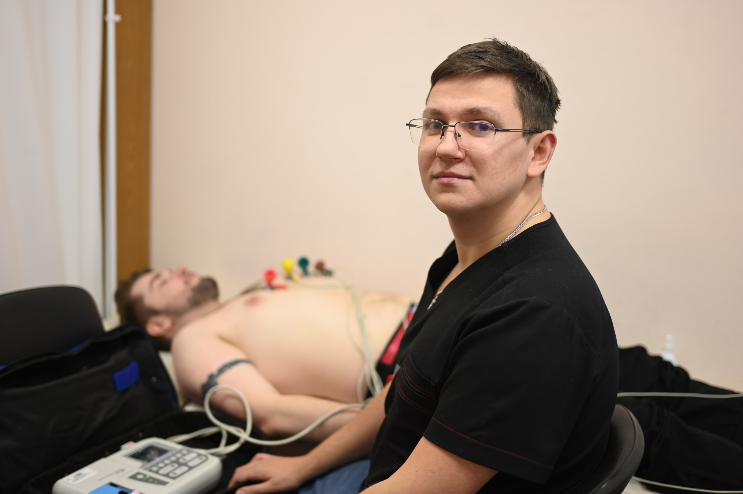 Медики напомнили, что «синдром праздничного сердца» приводит сотни людей на больничную койку прямо из-за новогоднего стола