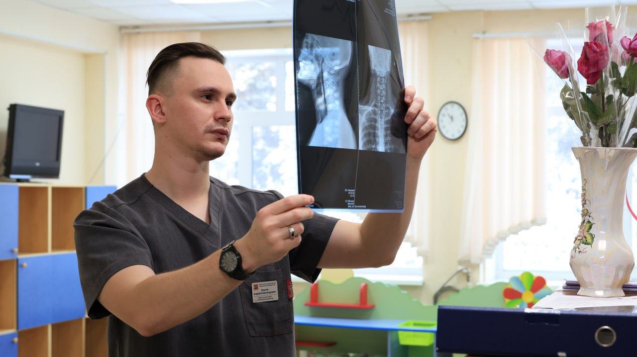 Коллектив отделения детской хирургии Серовской городской больницы пополнил молодой специалист — хирург Андрей Крылов