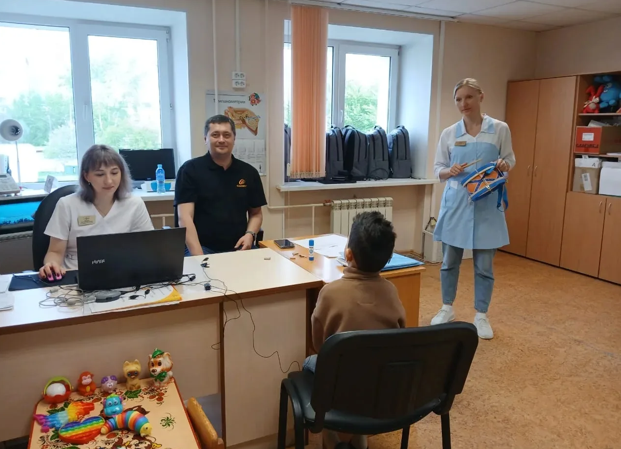 Юные свердловчане с нарушением слуха получают современные речевые процессоры в медицинском центре «Бонум»