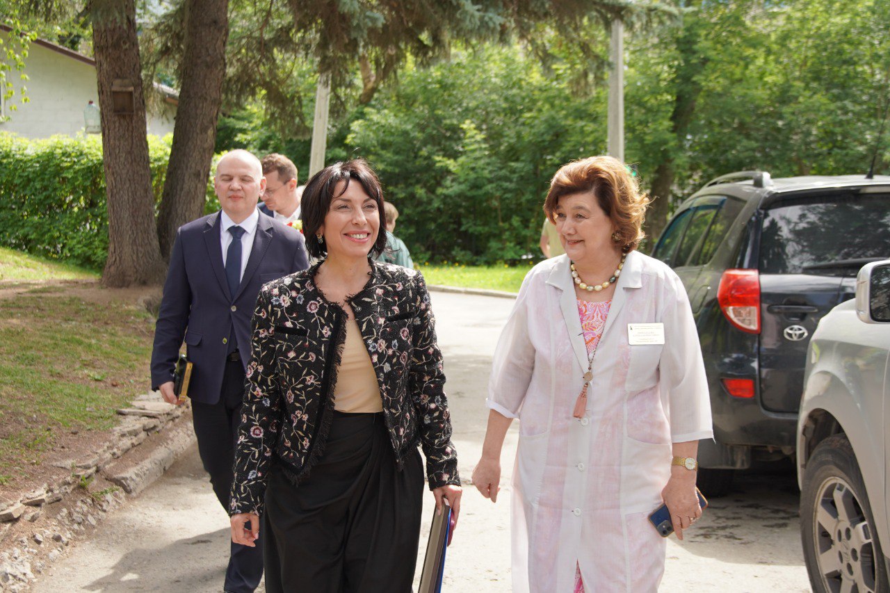 Татьяна Савинова отметила большой личный вклад Елены Николаевой в судьбы множества свердловских семей, женщин и детей
