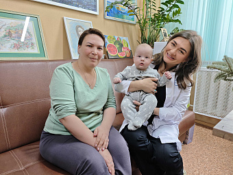 Свердловские онкологи подарили шанс на жизнь 12 здоровым малышам, чьи мамы во время беременности боролись с раком