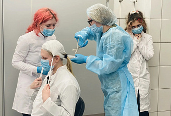 Будущие медики на один день стали сотрудниками многопрофильной поликлиники в столице Среднего Урала