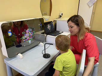 Врачи детской больницы Первоуральска начали применять в работе с пациентами интерактивный логопедический комплекс «Умное зеркало»