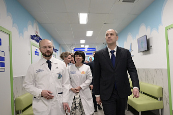 Денис Паслер открыл детскую поликлинику в Арамили, посетить которую смогут до 150 пациентов в смену