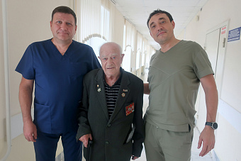 Работающий в Екатеринбурге лучший хирург России откликнулся на просьбу ветерана ВОВ и комплексно обследовал 98-летнего героя