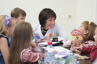 Праздник для «торопыжек» и врачей, которые их спасли, состоялся в Областной детской больнице в День недоношенного ребёнка