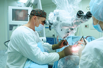 Свердловские онкологи успешно удалили у 50-летней пациентки редкую опухоль — парную глиому головного мозга