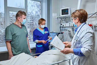 Пульмонологи «Новой больницы» спасли пациента с тяжёлой абсцедирующей пневмонией — он встретил 90-летний юбилей в клинике