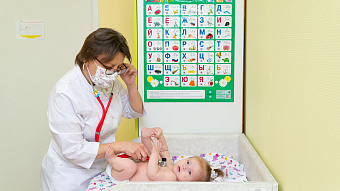 Врачи выездной поликлиники Областной детской больницы осмотрели в 2025 году 51 тысячу юных жителей разных районов региона