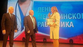 Компания РУСАЛ передала жилищные сертификаты на 5 миллионов рублей больнице Каменска-Уральского